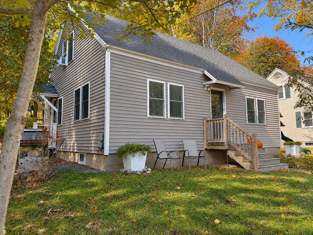 Autumn Cape House with Pumpkin Porch