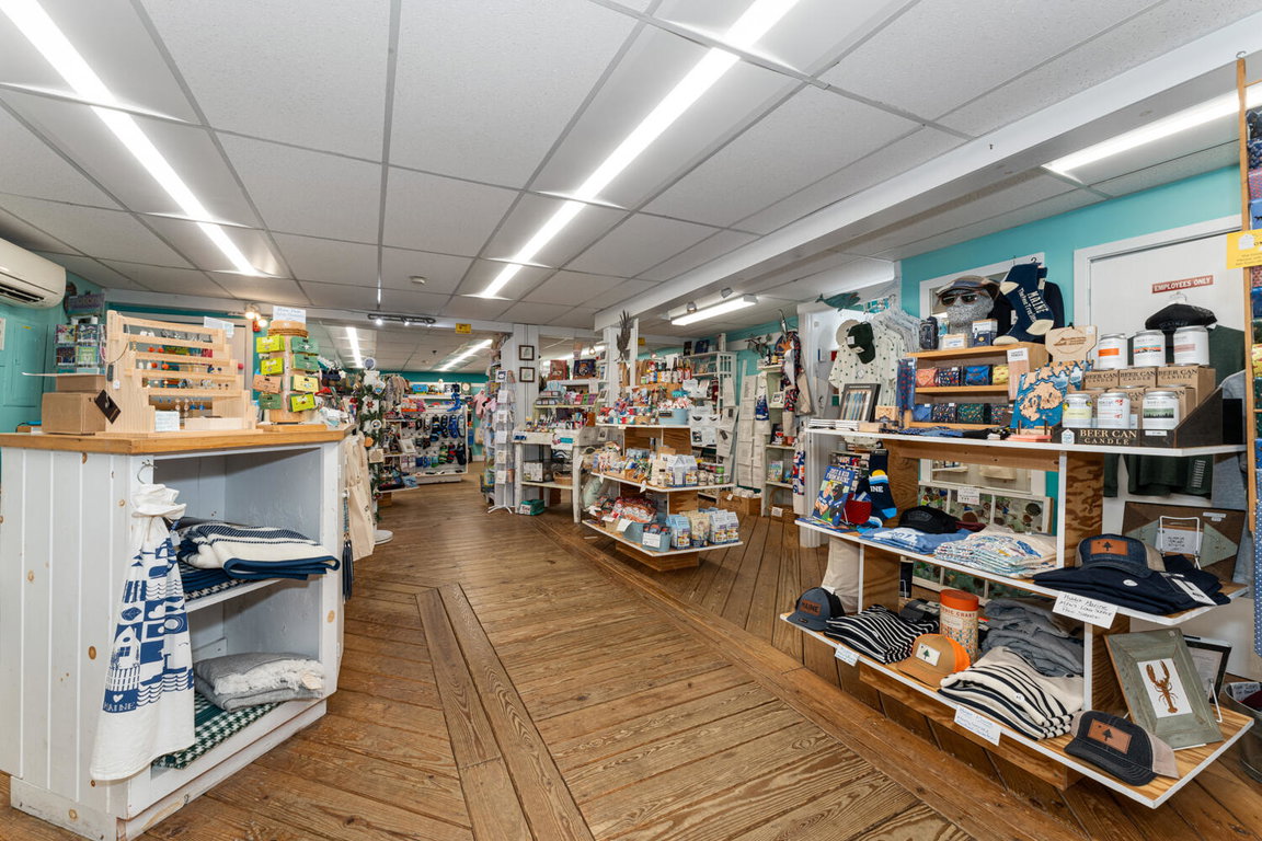 RETAIL SPACE 4