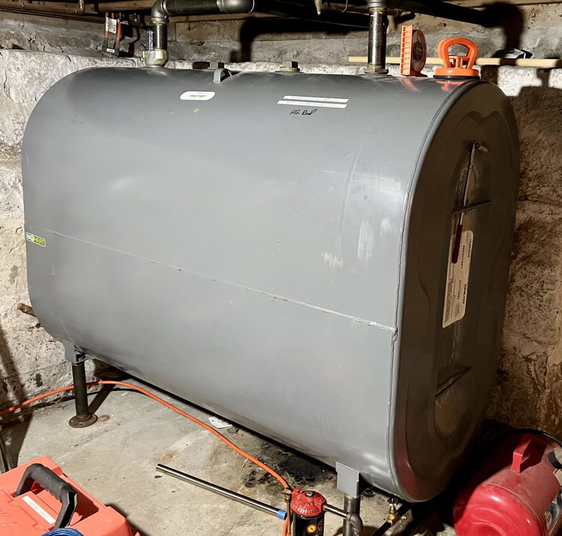 Oil tank