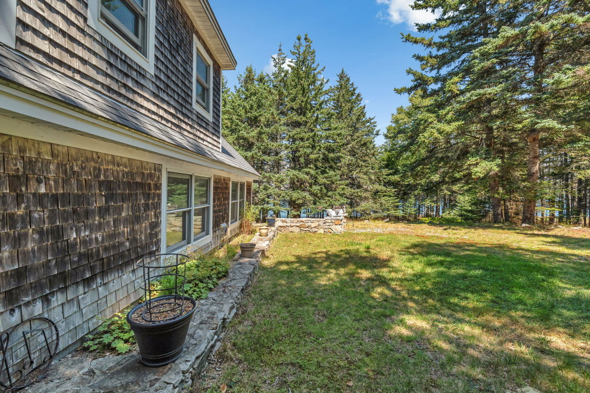 47-web-or-mls-142-e-point-rd