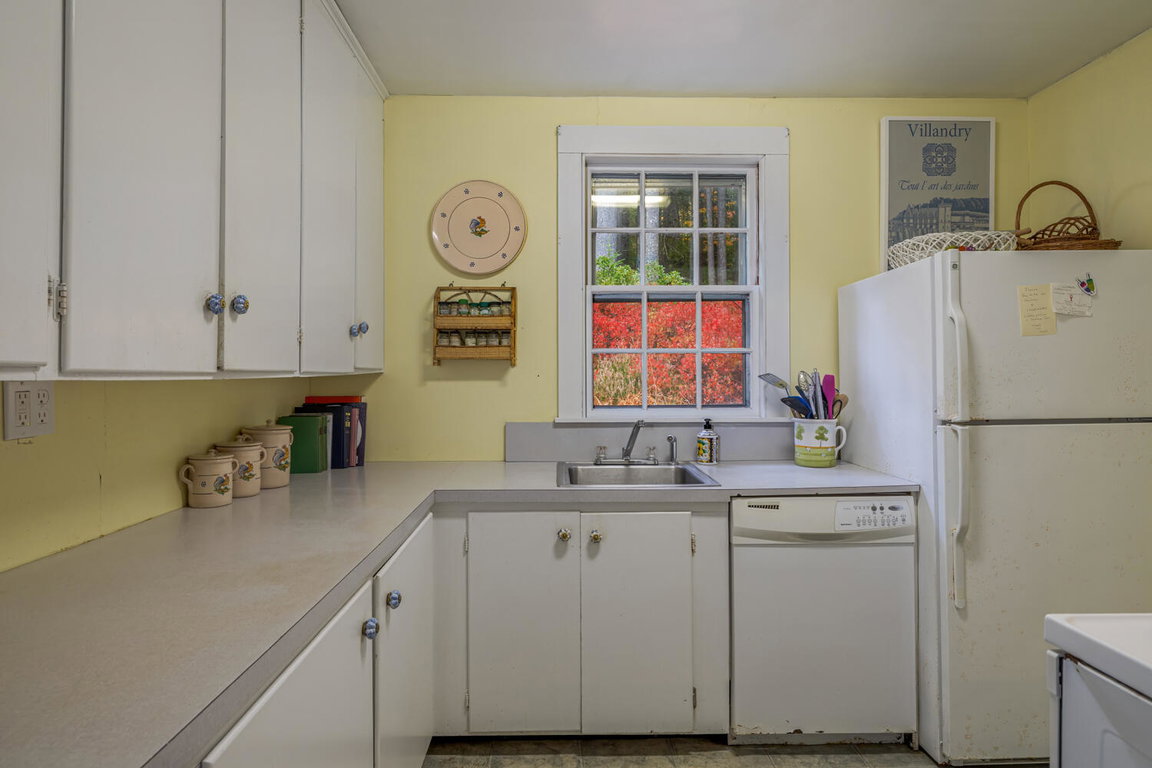 14-Kitchen 63-3 Asticou Trail-DTP