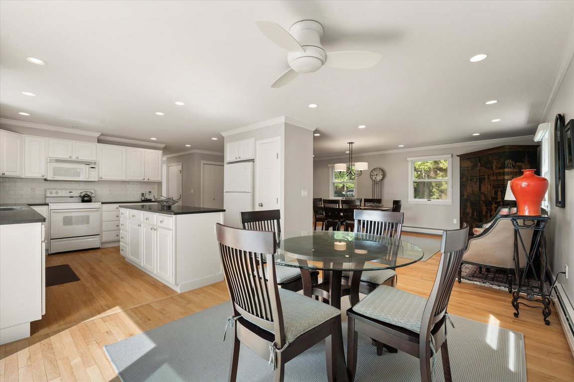 09-Eat-In Kitchen