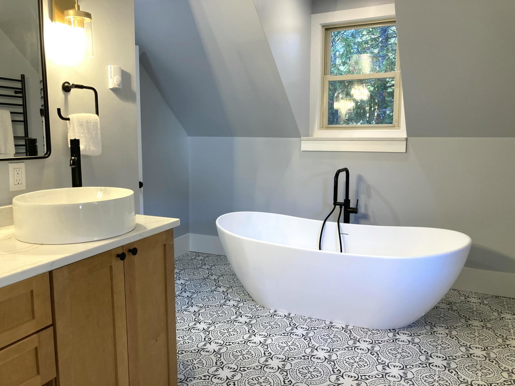 Soaking tub, free standing.