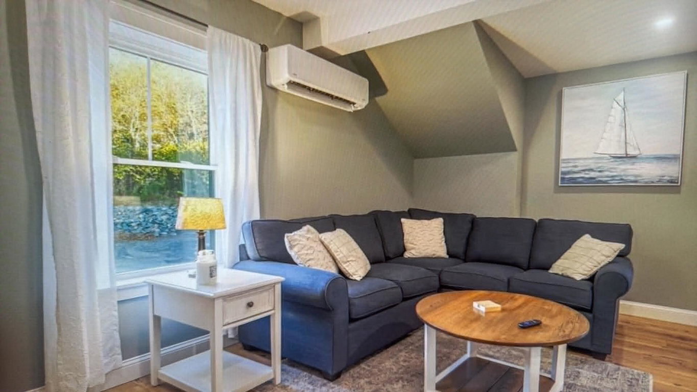 328 b livingrm