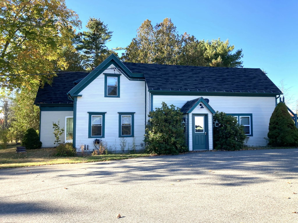 Side entrance from driveway.