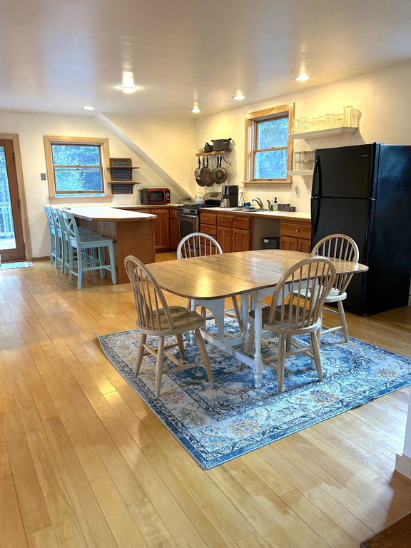 apt table to kitchen