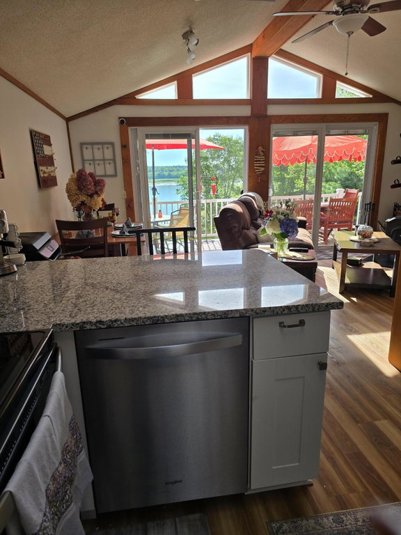 spacious w/vaulted ceilings
