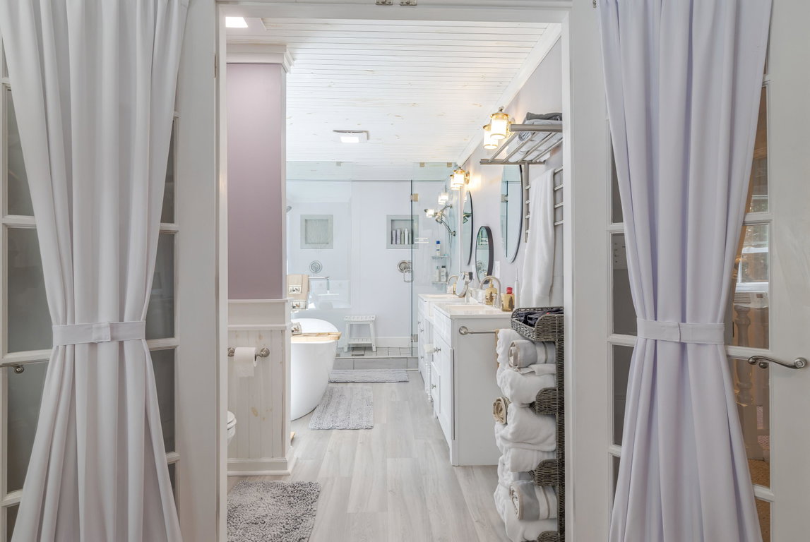 En Suite Full Bath