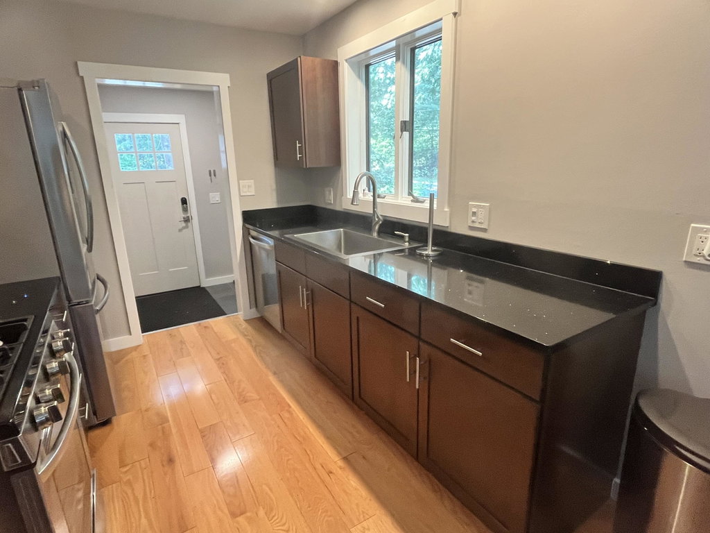 Kitchen w/quartz countertops
