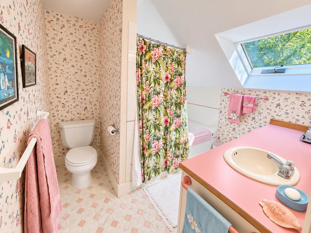 Upstairs Full Bathroom