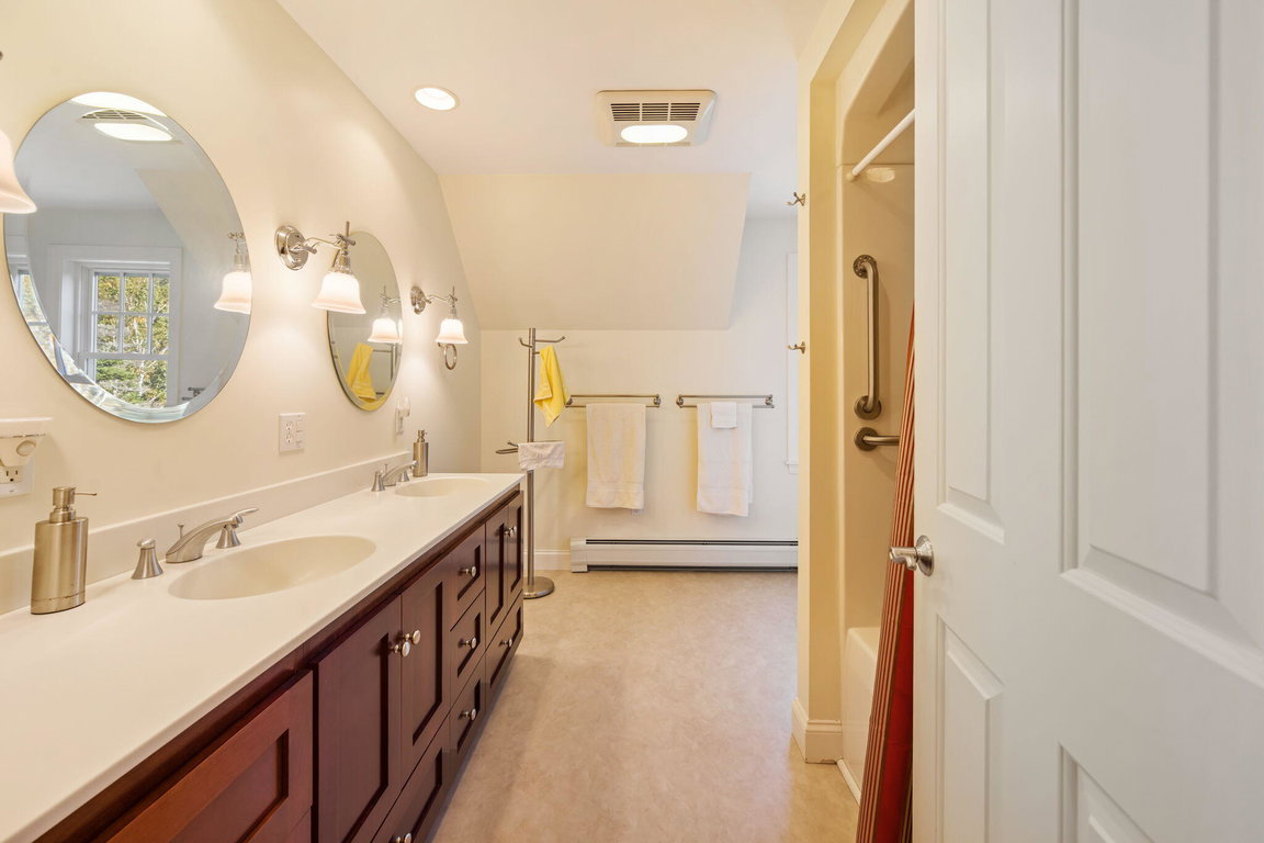 2nd Level Full Bath