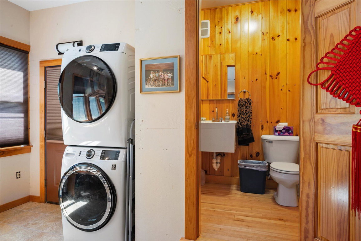 091-Cottage - 1st floor laundry_half bat