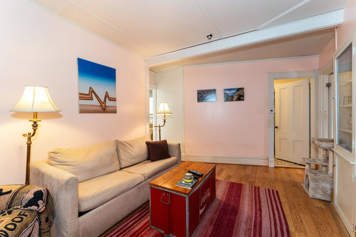 APT. LIVING ROOM (2)