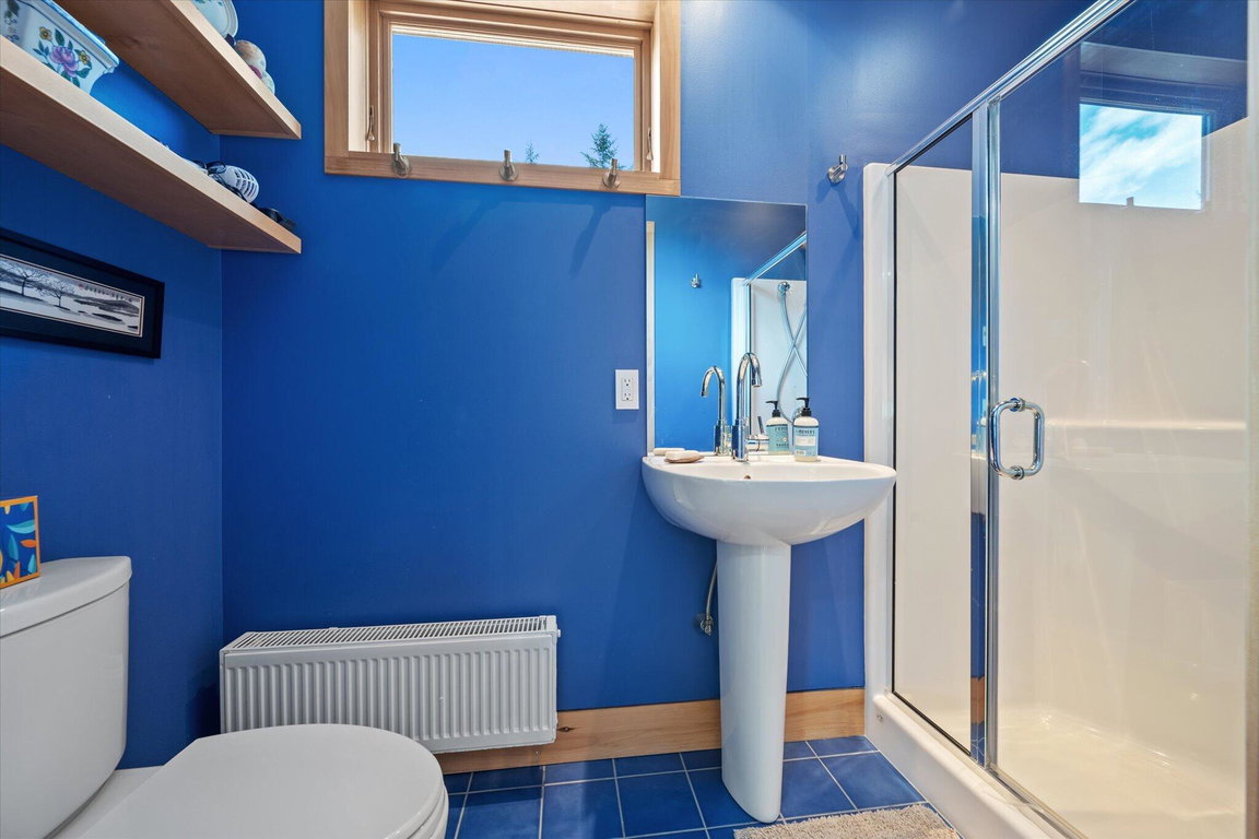 2nd floor full bathroom