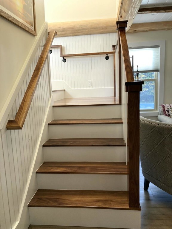 Stairway to 2nd floor bedrooms & bath.