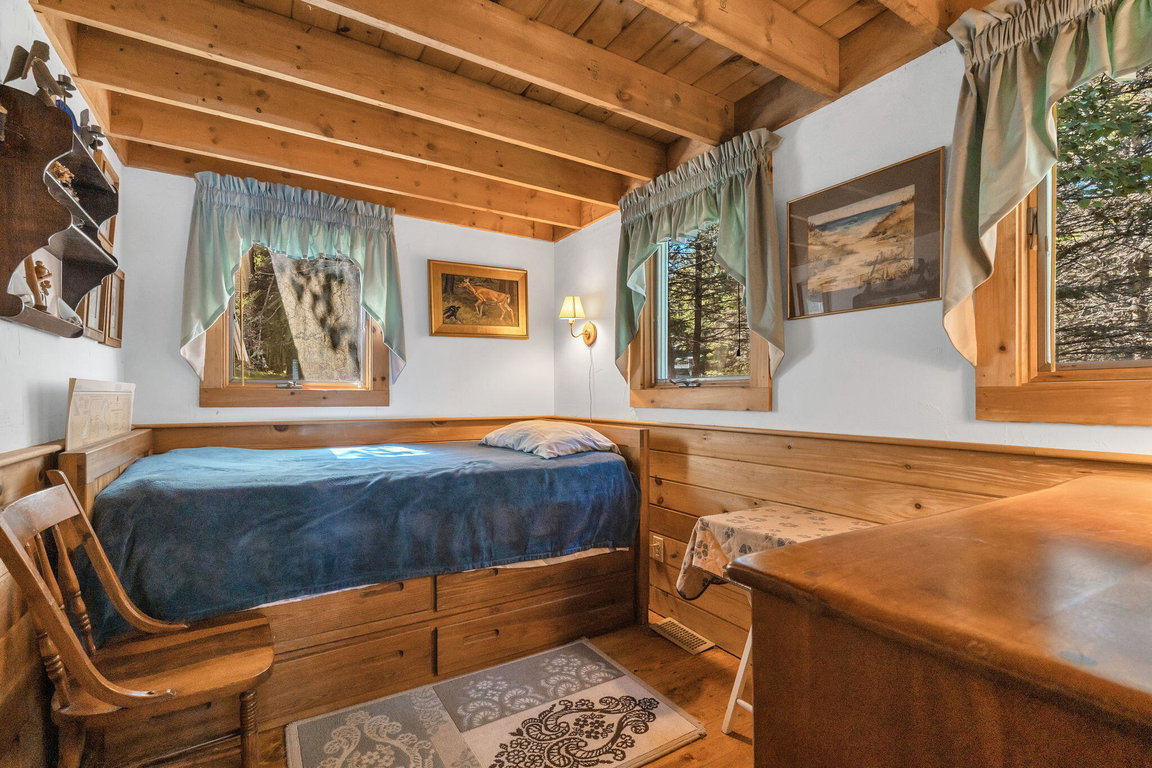 16-web-or-mls-142-e-point-rd